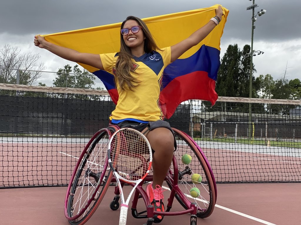 Angélica Bernal sosteniendo la bandera de Colombia