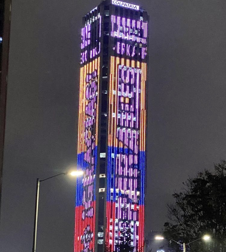 La Torre Colpatria se ilumina con la tricolor en honor a los imPARAbles
