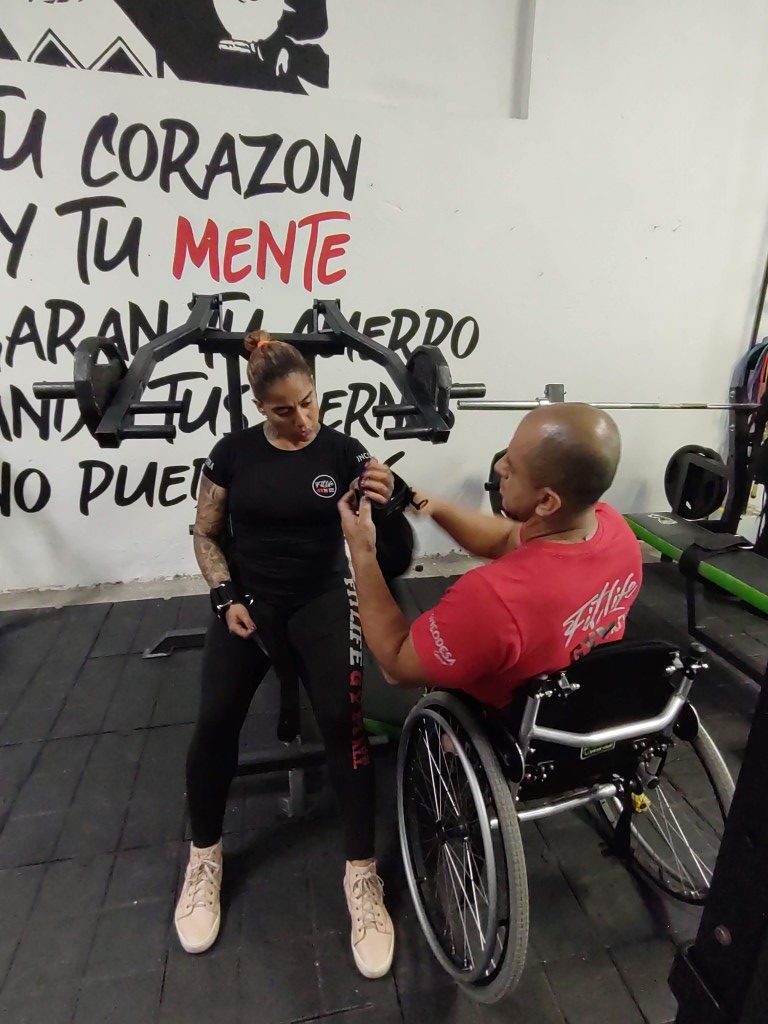 Joe González entrenando mujer