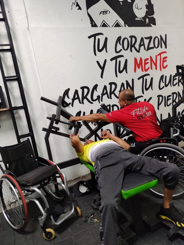 Joé entrenador del gimnasio 