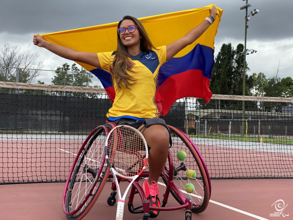 María Angélica con bandera de COlombia