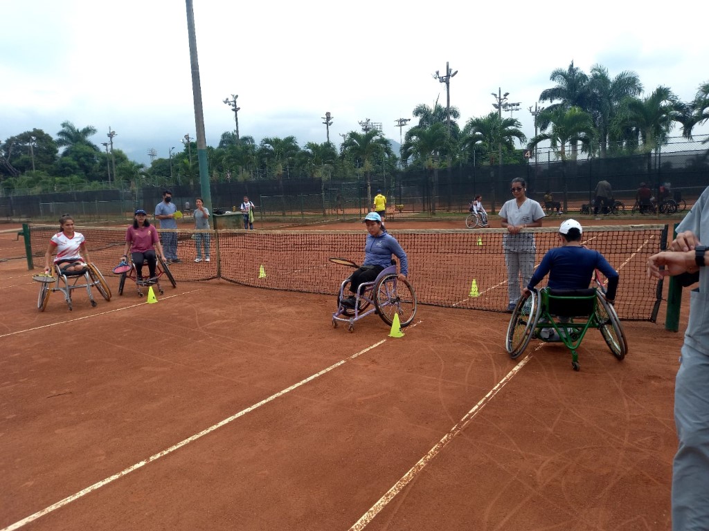 Tenis en silla de ruedas en entrenamiento 