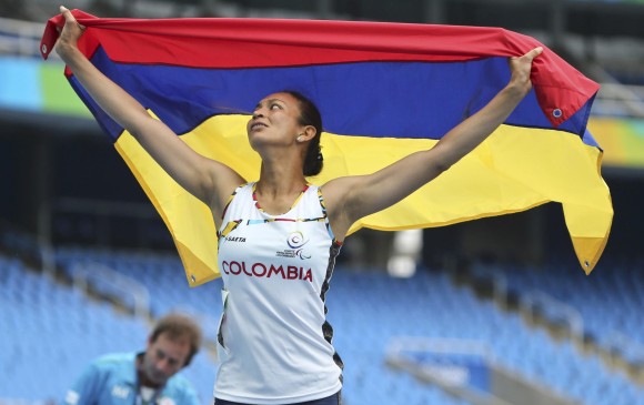Martha Hernández con la bandera de Colombia
