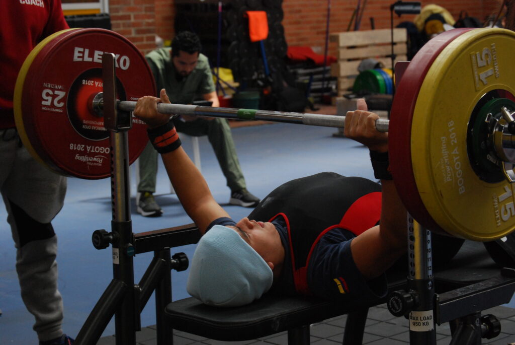 Press de banca de levantamiento de pesas olímpico powerlifting