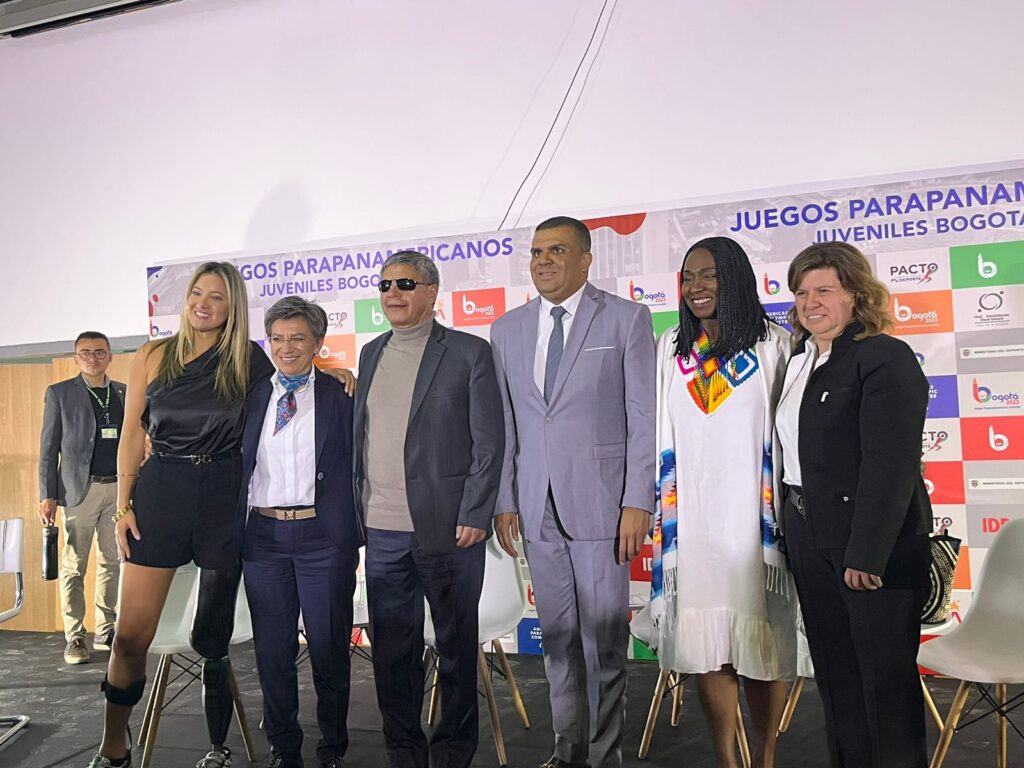 En orden de la foto: Presentadora, Daniela Álvarez; Alcaldesa de Bogotá, Claudia López; Director General de los Juegos, José Domingo Bernal, Presidente del Comité Paralímpico Colombiano, Julio César Ávila; Ministra del Deporte, María Isabel Urrutia y la directora del IRD, Blanca Durán. 