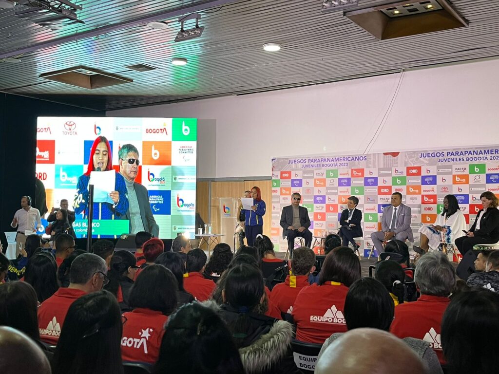 La Para atleta Sara Vargas dando su declaración en el lanzamiento oficial 