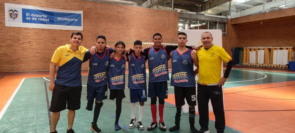 Equipo juvenil de voleibol sentado 