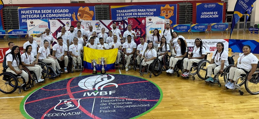 Equipos masculino y femenino de Baloncesto en Silla de Ruedas en premiación del Suramericano de Lima.