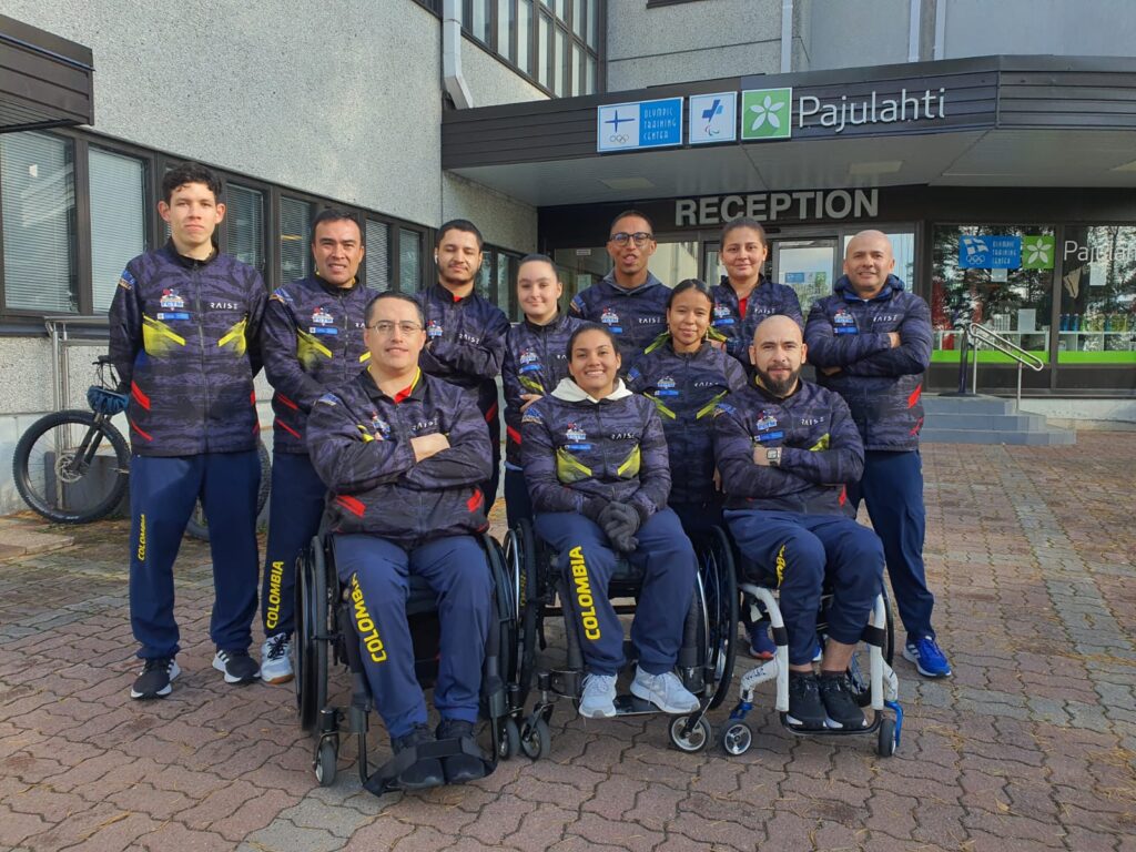 Selección colombiana de Para Tenis de mesa, 3 de ellos en silla de ruedas, portando la sudadera azul de la selección