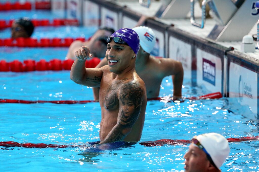 Carlos Daniel Serrano en competencia de Para Natación