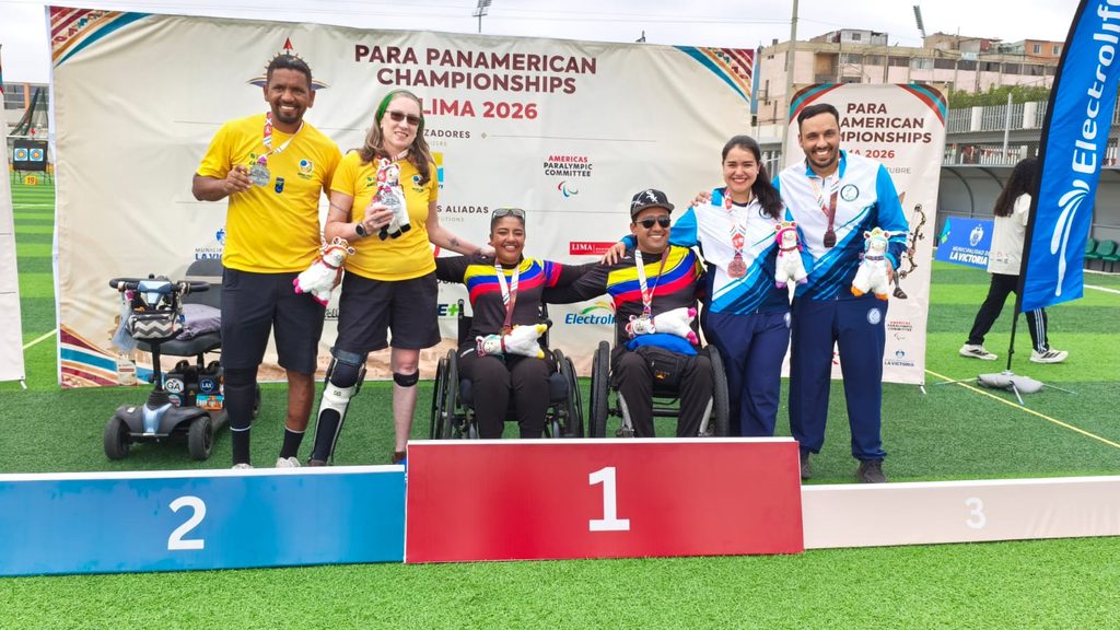 Maira y Héctor en el podio del Campeonato Parapanamericano de Tiro con Arco/ Cortesía del Comité Paralímpico Colombiano.